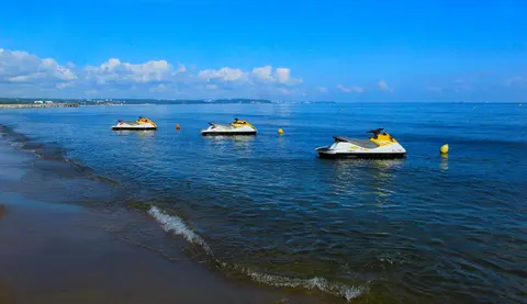 Line of rentaSkii jet skis moored off the beach